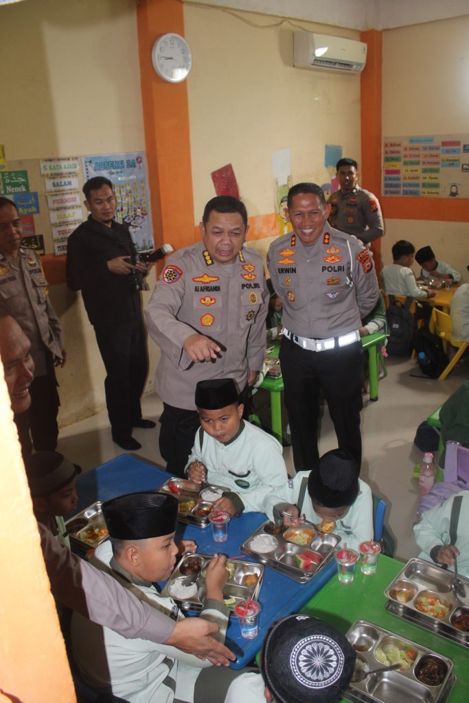 Irwasda Polda Sulsel Pimpin Penyaluran Makan Bergizi Gratis ke Anak Sekolah di Paccerakkang