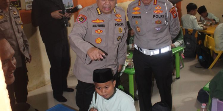 Irwasda Polda Sulsel Pimpin Penyaluran Makan Bergizi Gratis ke Anak Sekolah di Paccerakkang