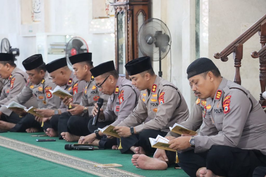 Kapolres Maros Mengikuti Pembinaan Rohani dan Mental di Masjid Ar Rahman