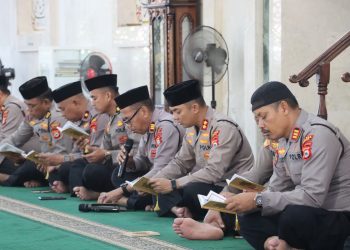Kapolres Maros Mengikuti Pembinaan Rohani dan Mental di Masjid Ar Rahman