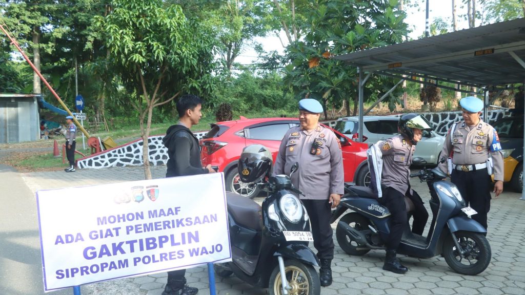 Kasi Propam Polres Wajo Pimpin Pemeriksaan Administrasi dan Disiplin Personel