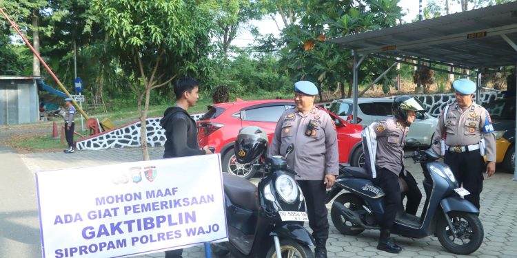 Kasi Propam Polres Wajo Pimpin Pemeriksaan Administrasi dan Disiplin Personel