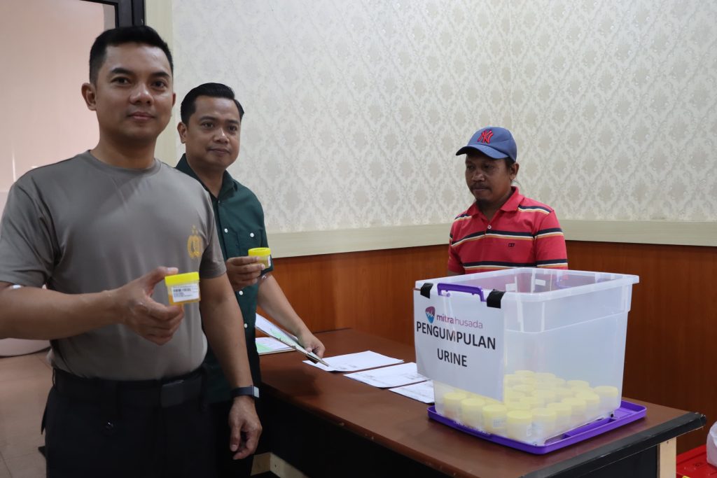 Kapolres Maros bersama Personel Jalani Pemeriksaan Kesehatan dan Tes Urine