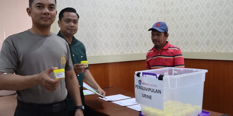 Kapolres Maros bersama Personel Jalani Pemeriksaan Kesehatan dan Tes Urine