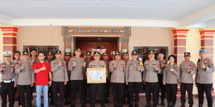 Kapolres Tator Terima Penghargaan Atas Predikat Kepatuhan Penyelenggaraan Pelayanan Publik Dari Ombudsman RI