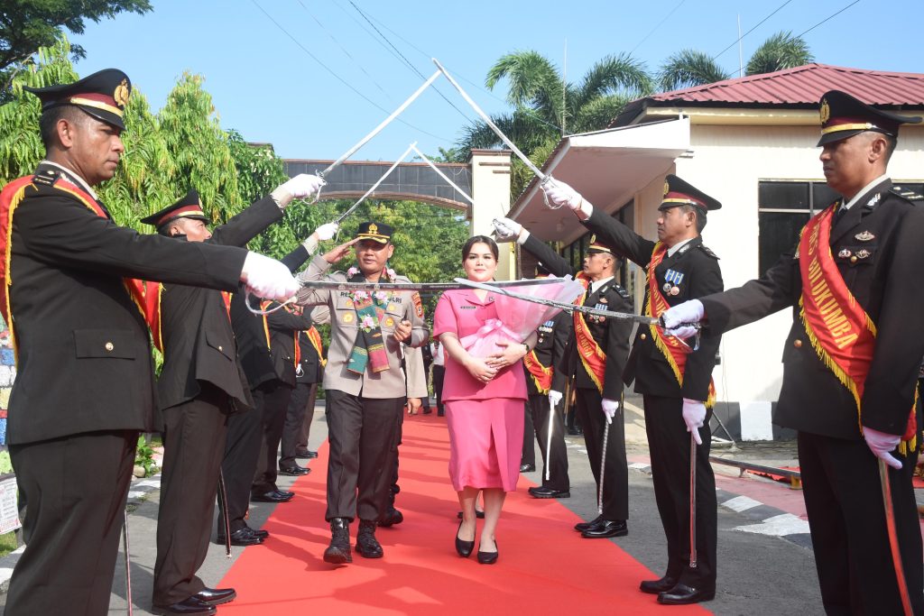 Tradisi Pedang Pora dan Angngaru Sambut Kedatangan AKBP Restu Wijayanto di Polres Bulukumba