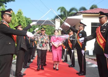 Tradisi Pedang Pora dan Angngaru Sambut Kedatangan AKBP Restu Wijayanto di Polres Bulukumba
