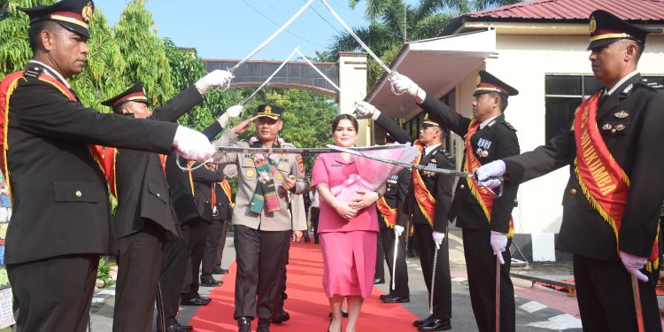 Tradisi Pedang Pora dan Angngaru Sambut Kedatangan AKBP Restu Wijayanto di Polres Bulukumba