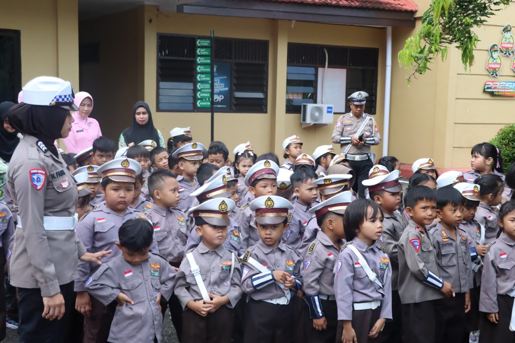 Melalui Program Polres Maros Sahabat Anak, Puluhan Polantas Cilik Kunjungi Polres Maros