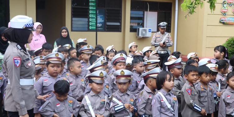 Melalui Program Polres Maros Sahabat Anak, Puluhan Polantas Cilik Kunjungi Polres Maros