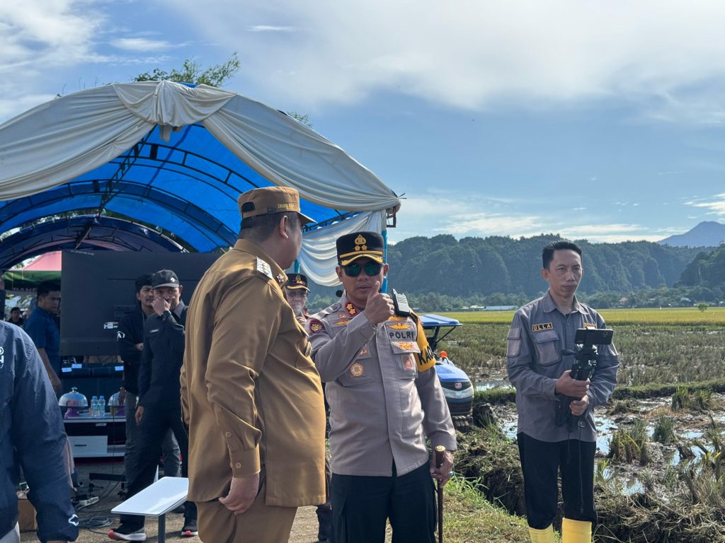 Kapolres Maros Bersama Forkopimda Hadiri Panen Raya Padi Serentak