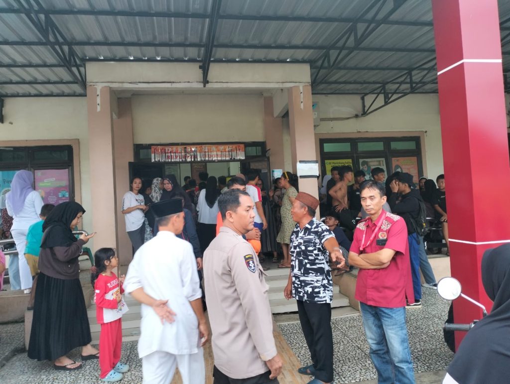 Personel Polsek Bua Polres Luwu Bersama TNI, BPBD dan Warga Evakuasi Bocah Hanyut