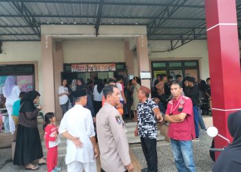 Personel Polsek Bua Polres Luwu Bersama TNI, BPBD dan Warga Evakuasi Bocah Hanyut