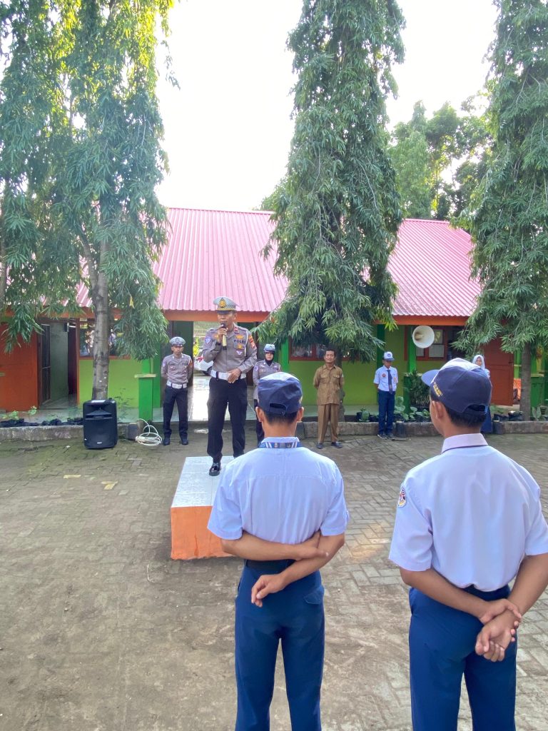 Personel Sat Lantas Polres Bulukumba Sosialisasi Tertib Berlalu Lintas ke Pelajar SMP