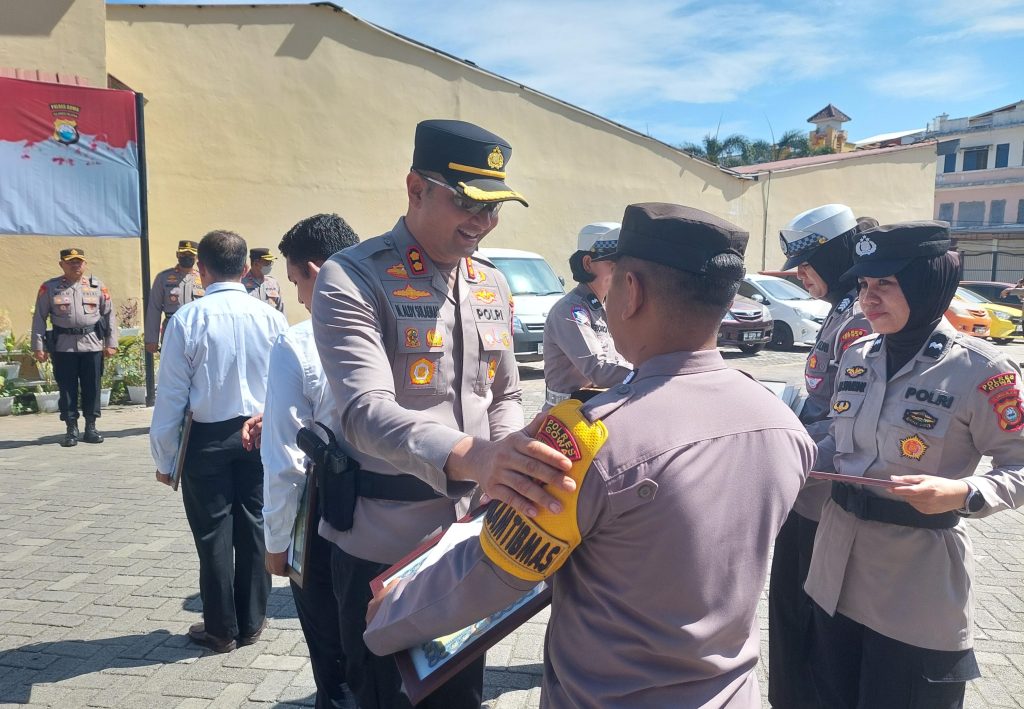Kapolres Gowa Beri Penghargaan ke 24 Personel dan Ketua FKPM