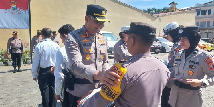 Kapolres Gowa Beri Penghargaan ke 24 Personel dan Ketua FKPM