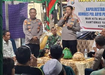 Kapolrestabes Makassar Ngopi Kamtibmas Dengan Masyarakat di Jalan Kandea