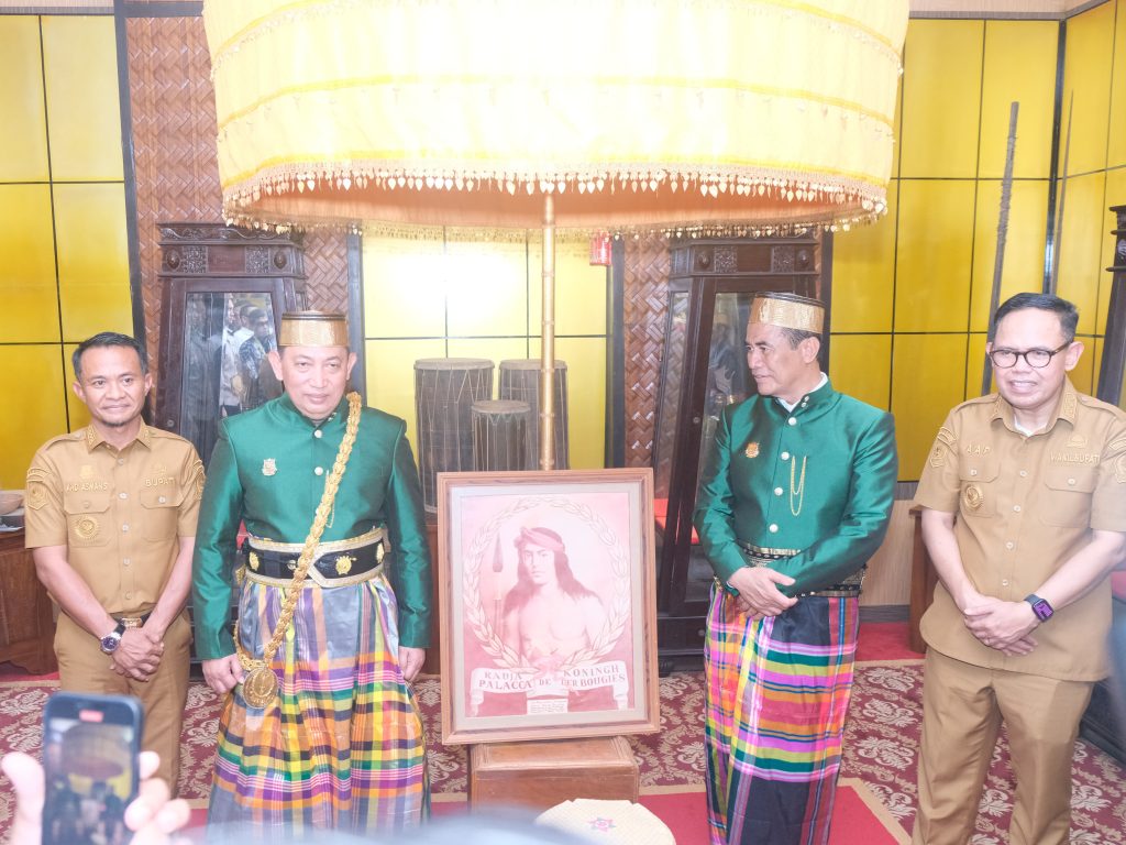 Kapolri Terima Gelar Lapateddungi Daeng Pasamppo Dari Dewan Adat Kabupaten Bone