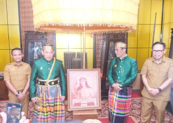 Kapolri Terima Gelar Lapateddungi Daeng Pasamppo Dari Dewan Adat Kabupaten Bone