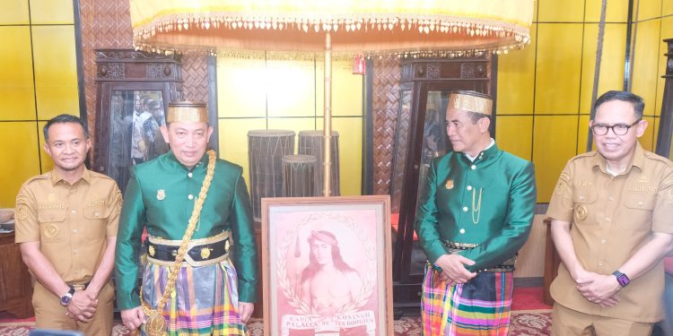 Kapolri Terima Gelar Lapateddungi Daeng Pasamppo Dari Dewan Adat Kabupaten Bone