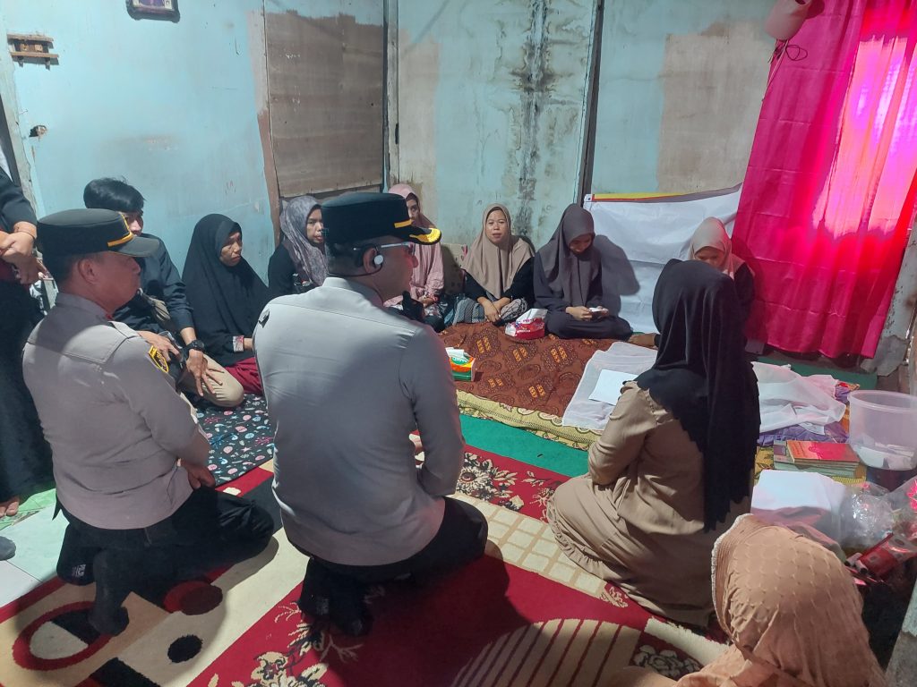Kapolres Gowa Melayat ke Rumah Duka Penerima Program Bedah Rumah Sinergitas Kamtibmas