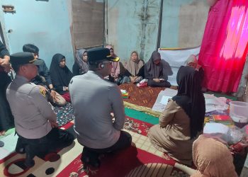 Kapolres Gowa Melayat ke Rumah Duka Penerima Program Bedah Rumah Sinergitas Kamtibmas