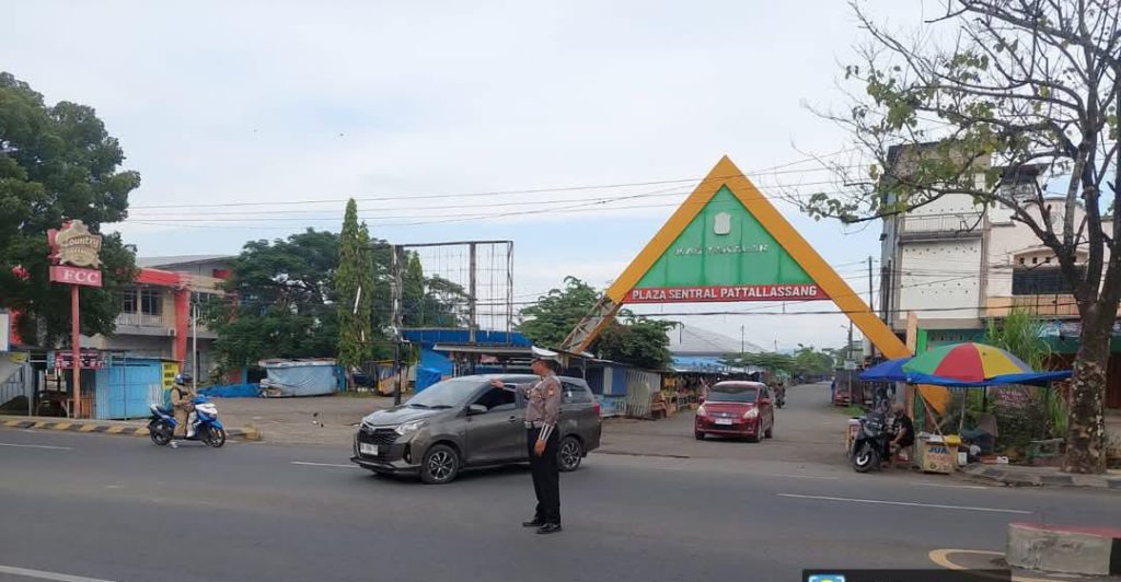 Personel Sat Lantas Polres Takalar Laksanakan Pengaturan Lalu lintas di Pagi Hari