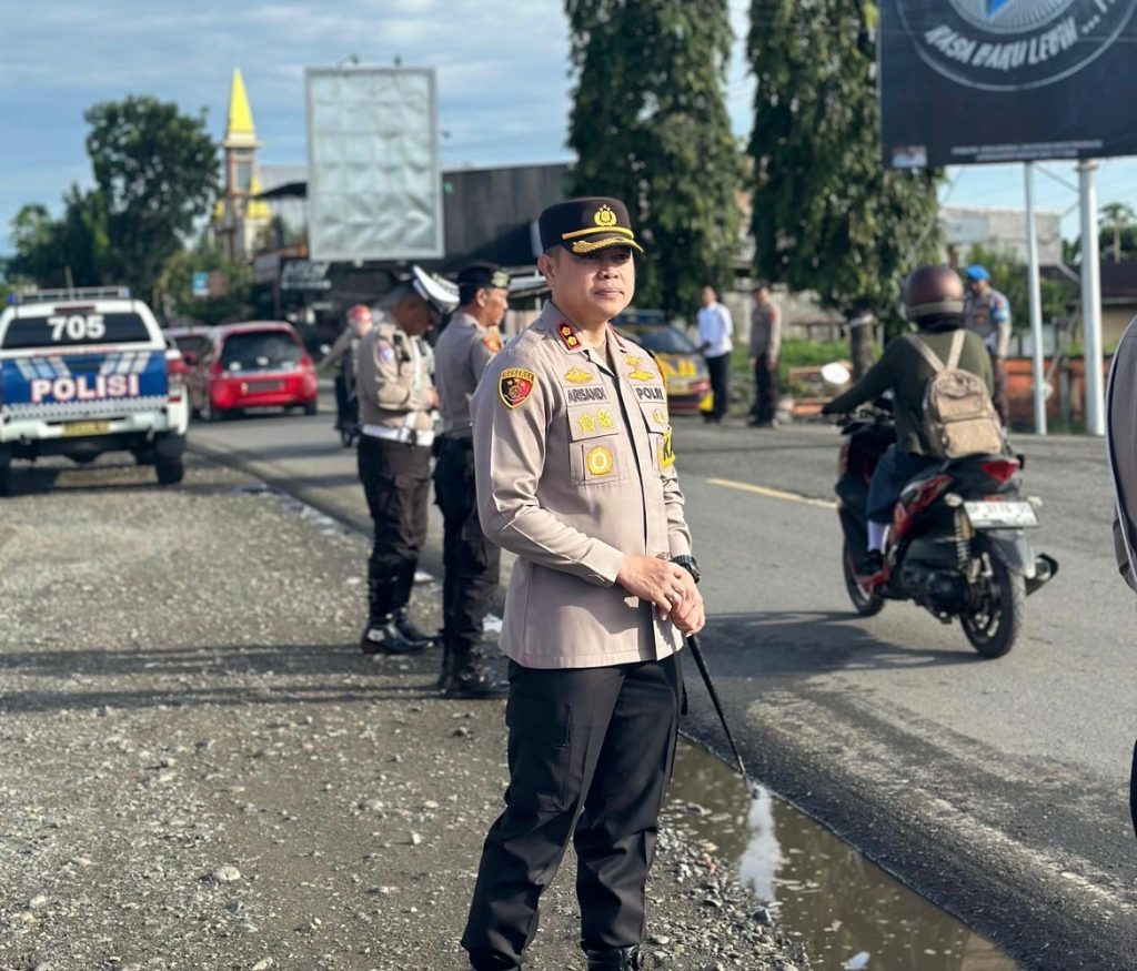 Kapolres Luwu bersama Waka Polres Turun Langsung Gatur Lalu Lintas di Jam Rawan