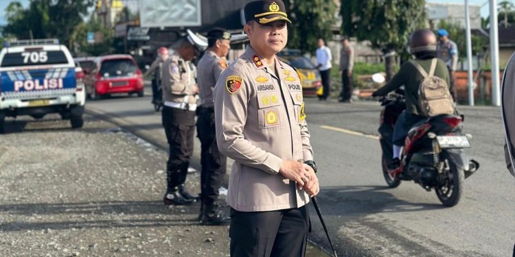 Kapolres Luwu bersama Waka Polres Turun Langsung Gatur Lalu Lintas di Jam Rawan