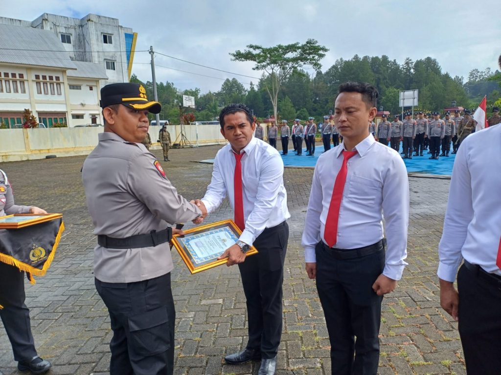 Berprestasi Dalam Bidang Penegakan Hukum, Kapolres Toraja Utara Beri Penghargaan Kepada 7 Personel