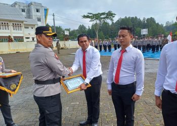 Berprestasi Dalam Bidang Penegakan Hukum, Kapolres Toraja Utara Beri Penghargaan Kepada 7 Personel