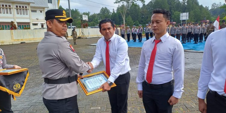 Berprestasi Dalam Bidang Penegakan Hukum, Kapolres Toraja Utara Beri Penghargaan Kepada 7 Personel