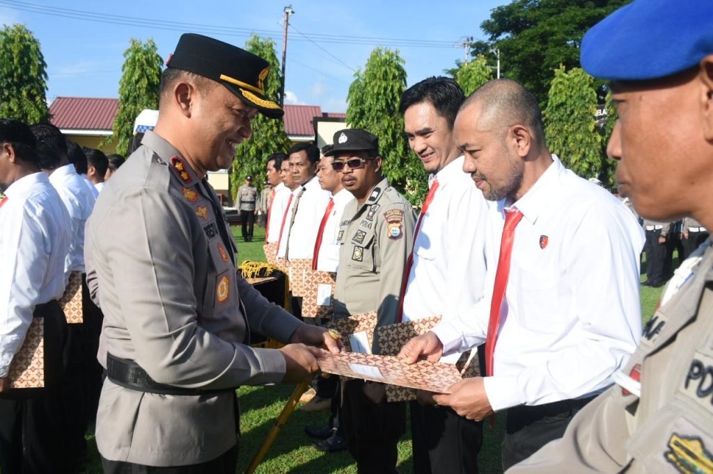 Kapolres Bulukumba Berikan Penghargaan kepada 21 Personel Yang Berprestasi