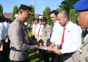 Kapolres Bulukumba Berikan Penghargaan kepada 21 Personel Yang Berprestasi