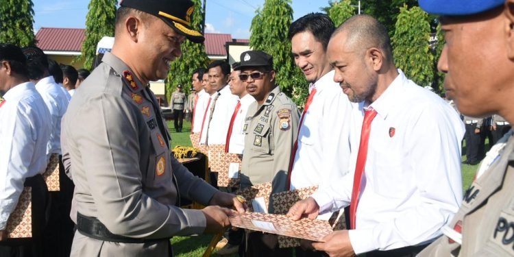 Kapolres Bulukumba Berikan Penghargaan kepada 21 Personel Yang Berprestasi