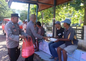 Personel Satbinmas Polres Takalar Melaksanakan Jumat Berbagi ke Masyarakat