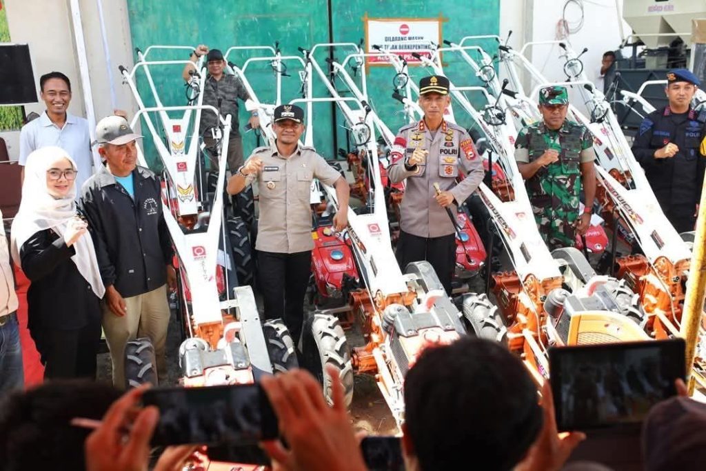 Kapolres Bone Hadiri Penyerahan Bantuan Alsintan Dalam Rangka Program 100 Hari Kerja Bupati
