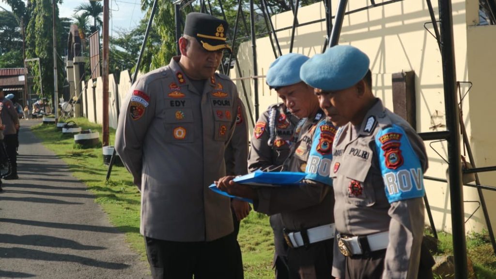 Kapolres Pinrang Cek Kehadiran dan Kedisiplinan Personel Saat Apel Pagi