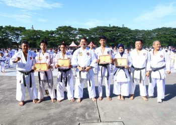 Empat Karateka Terima Sabuk Hitam dari Kapolrestabes Makassar 
