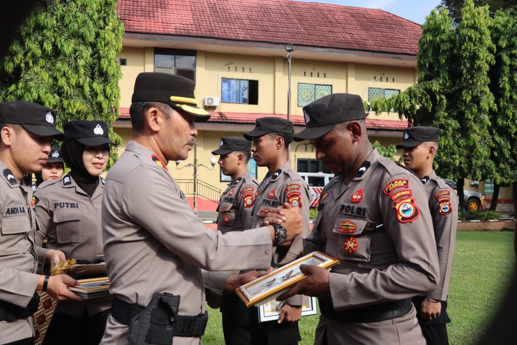Polres Maros Gelar Upacara Pelepasan 12 Bintara Orang Asli Papua
