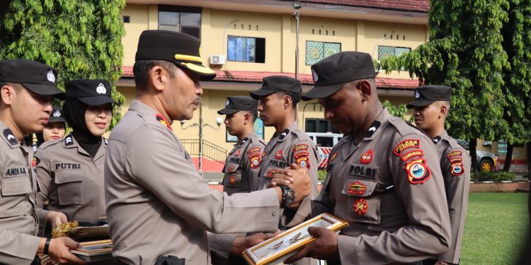 Polres Maros Gelar Upacara Pelepasan 12 Bintara Orang Asli Papua