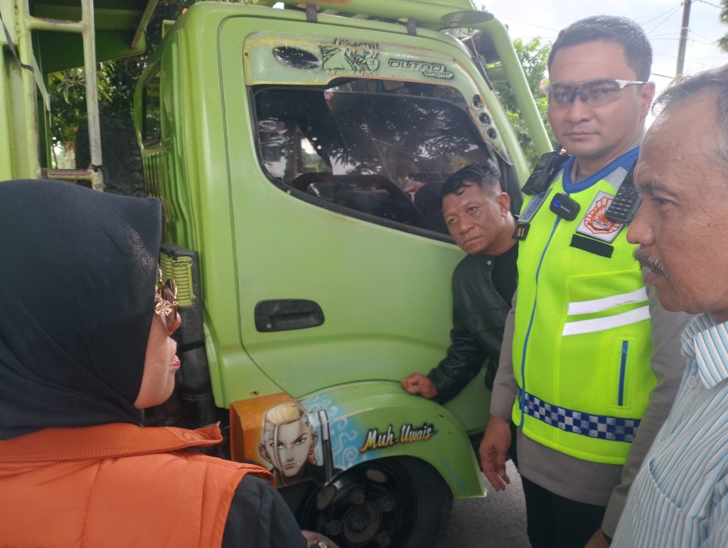 Kapolres Gowa Bersama Bupati Turun Langsung Tertibkan Truk Yang Melanggar