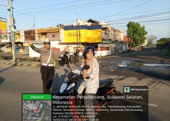 Personil Sat Lantas Polres Takalar Laksanakan Pengaturan Lalulintas di Pagi Hari