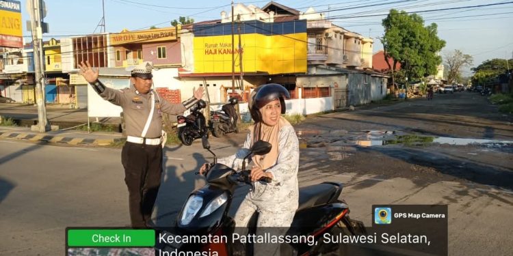 Personil Sat Lantas Polres Takalar Laksanakan Pengaturan Lalulintas di Pagi Hari