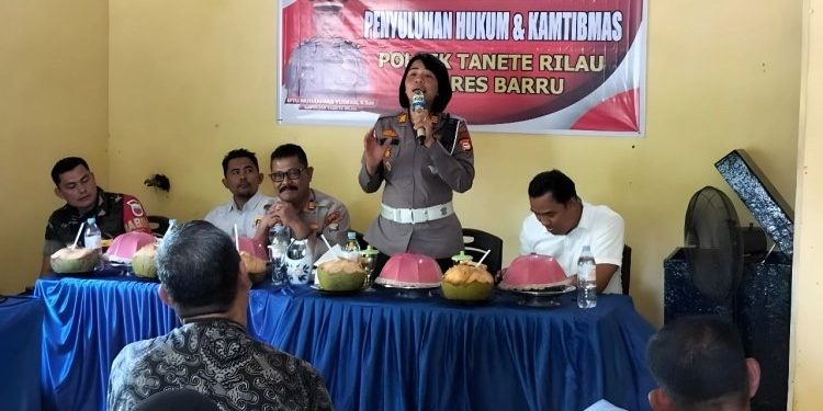 Kasat Lantas Polres Barru Ajak Warga Tanete Rilau Dukung Keselamatan Berlalu Lintas