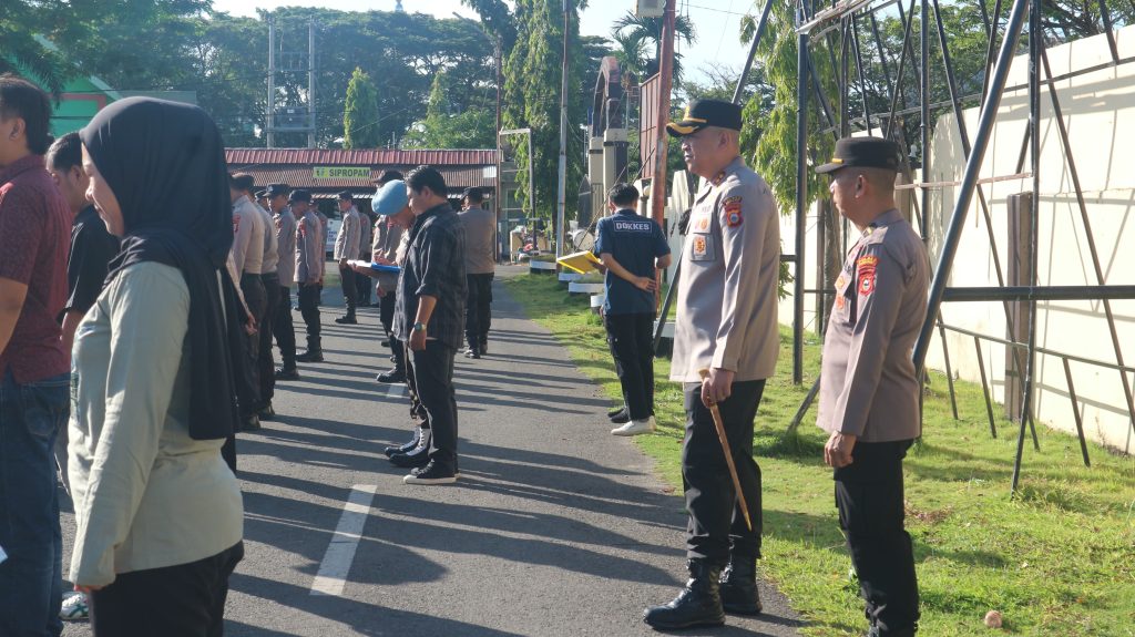 Kapolres Pinrang Cek Disiplin Personel Saat Pelaksanaan Apel Pagi