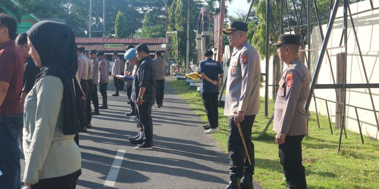 Kapolres Pinrang Cek Disiplin Personel Saat Pelaksanaan Apel Pagi