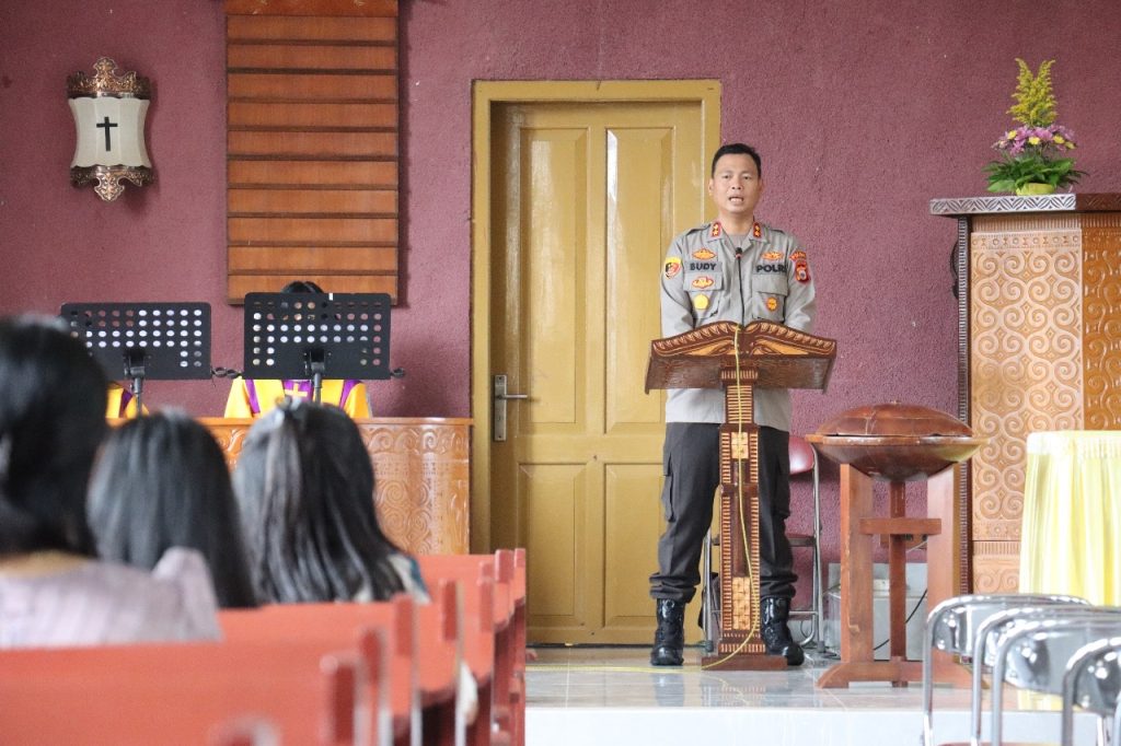 Minggu Kasih, Kapolres Tator Beri Pesan Kamtibmas di Gereja Jemaat Bukit Sion Makale