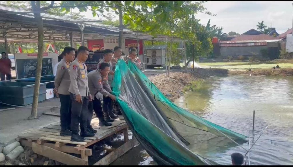 Dukung Program Ketahanan Pangan, Kapolda Sulsel Lepas 20 Ribu Bibit Ikan Nila