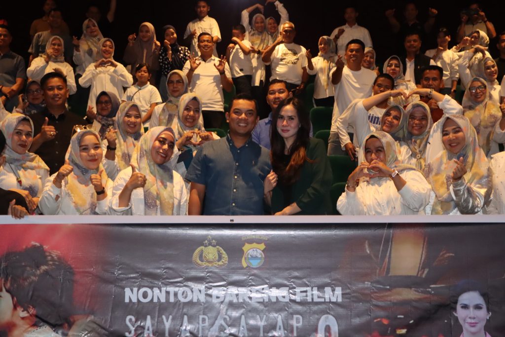 Kapolres Maros bersama Ketua Bhayangkari dan Personel Nobar Film Sayap Sayap Patah 2